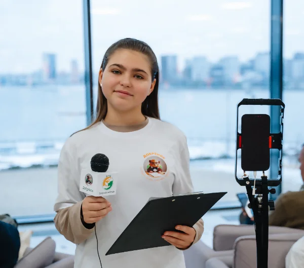 Девочка с микрофоном