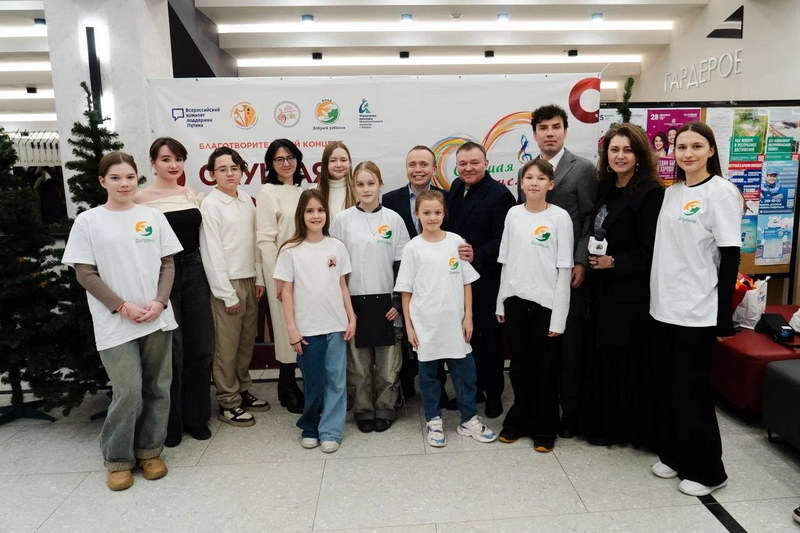 Дети играют с собакой